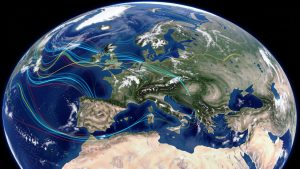 Vue satellite réaliste de l’hémisphère Nord montrant un courant-jet polaire sinueux et des rubans de vent colorés au-dessus de l’Atlantique et de l’Europe.